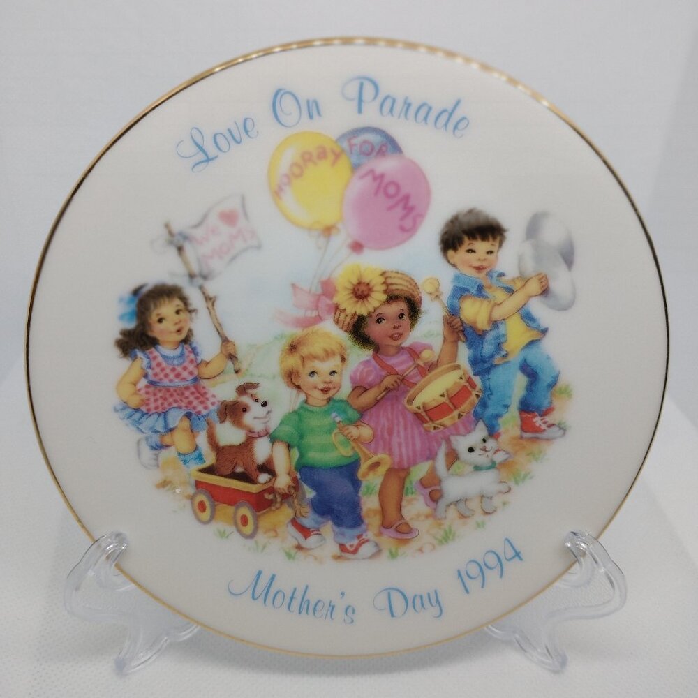 Vintage Avon Collectible Mother's Day Porcelain Plate 'Love on Parade" 1994 22K